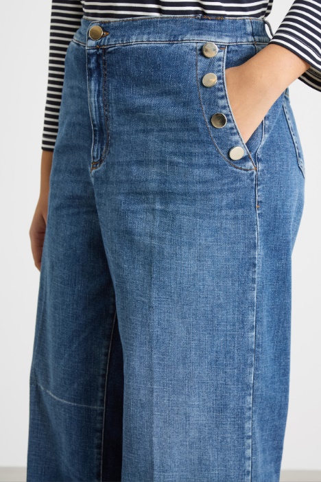 Jeans ampio con bottoni in stile marinière