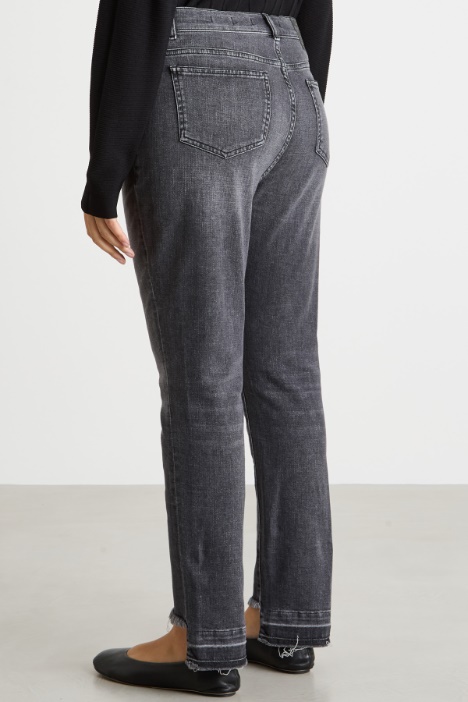 Vaqueros con bajo irregular de corte al vivo