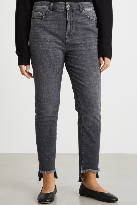 Vaqueros con bajo irregular de corte al vivo