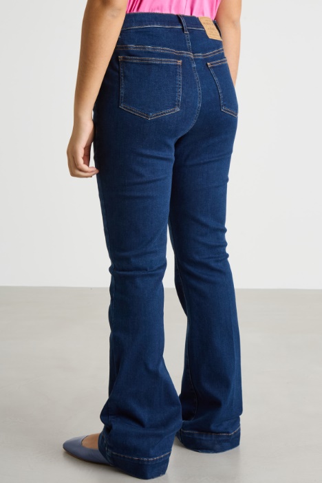 Jeans aderente con fondo svasato