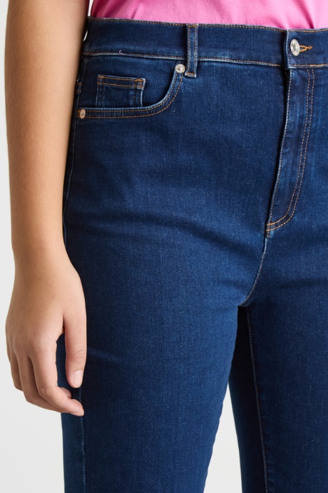 Jeans aderente con fondo svasato