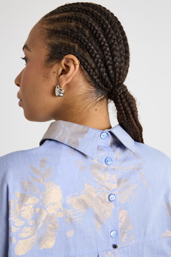 Blusa con estampado laminado Intrend - 3