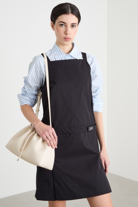 Abito corto svasato con spacchi