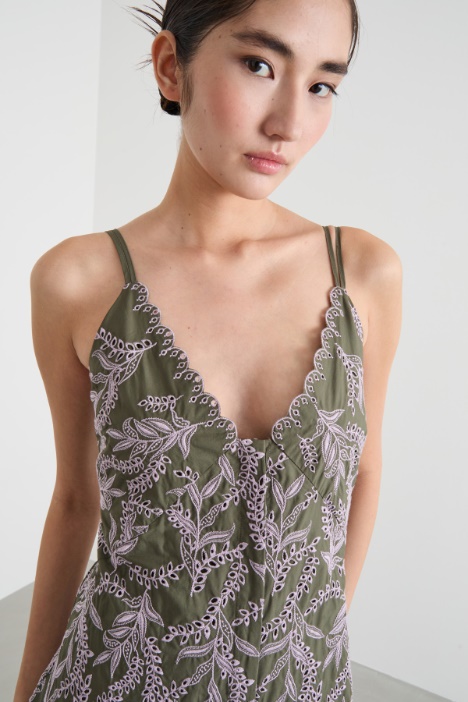 Vestido de popelina bordado