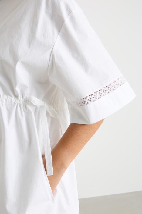 Abito con passamaneria in pizzo