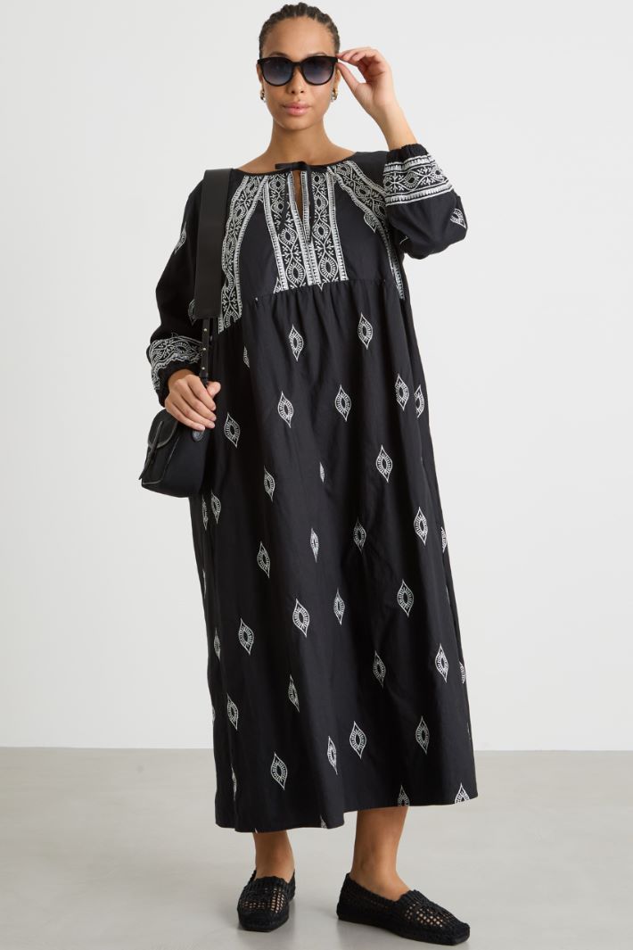 Loose-fit embroidered dress Intrend