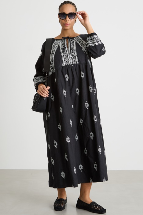 Loose-fit embroidered dress Intrend