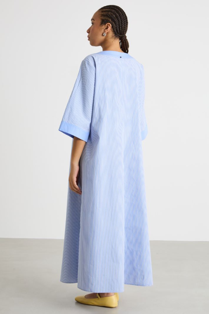 Long floral-embroidered poplin dress Intrend - 4