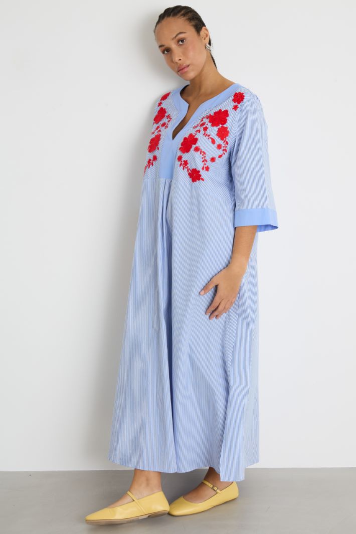 Long floral-embroidered poplin dress Intrend - 2
