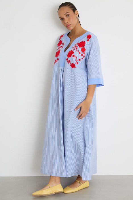 Abito lungo in popeline con ricamo floreale