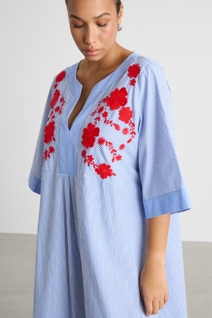 Long floral-embroidered poplin dress Intrend - 3