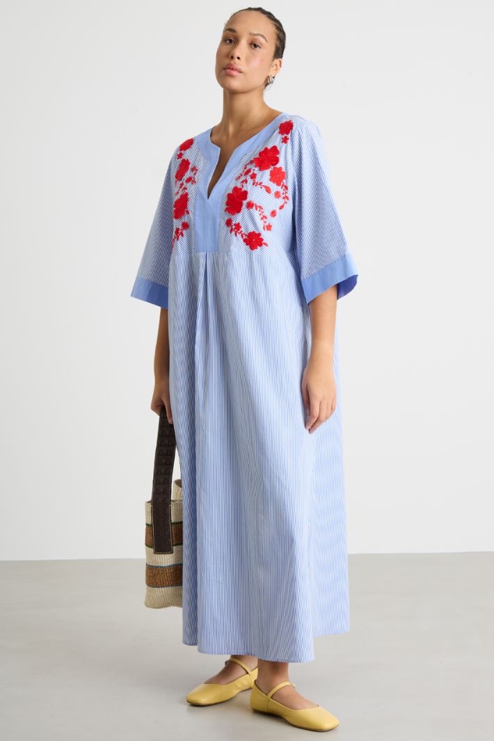 Long floral-embroidered poplin dress Intrend
