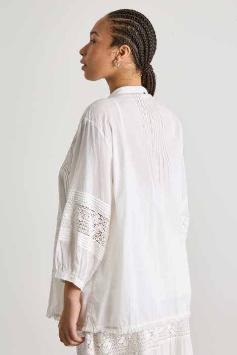 Casacca in mussola con inserti in pizzo