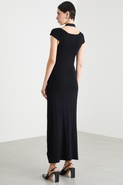 Abito lungo in maglia con dettagli cut-out