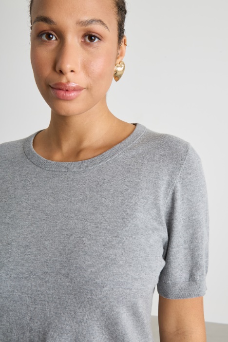 Maglia aderente con maniche corte