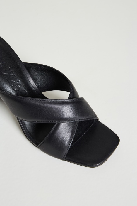 Sandali con fasce incrociate