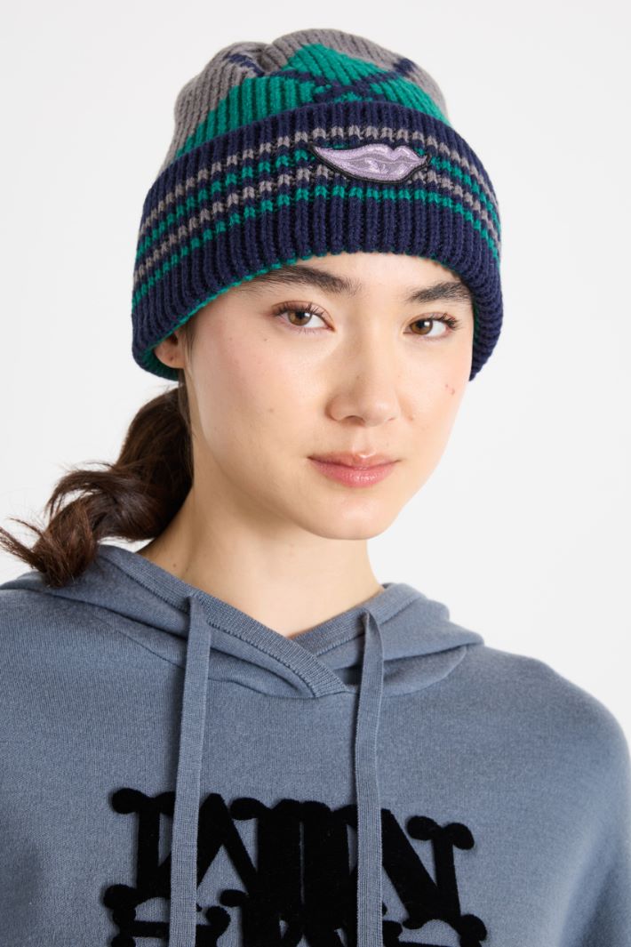 Patch and Intarsia Beanie Intrend - 2