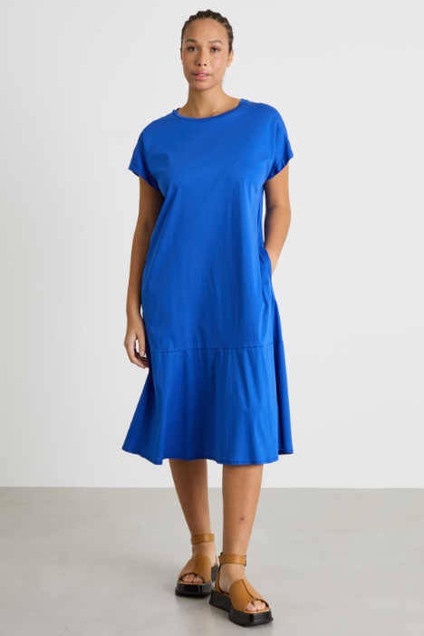 Vestido de punto con volante en el bajo