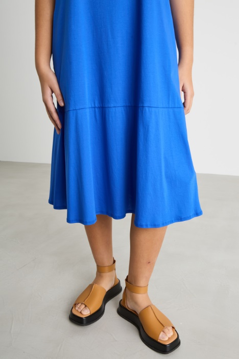 Vestido de punto con volante en el bajo