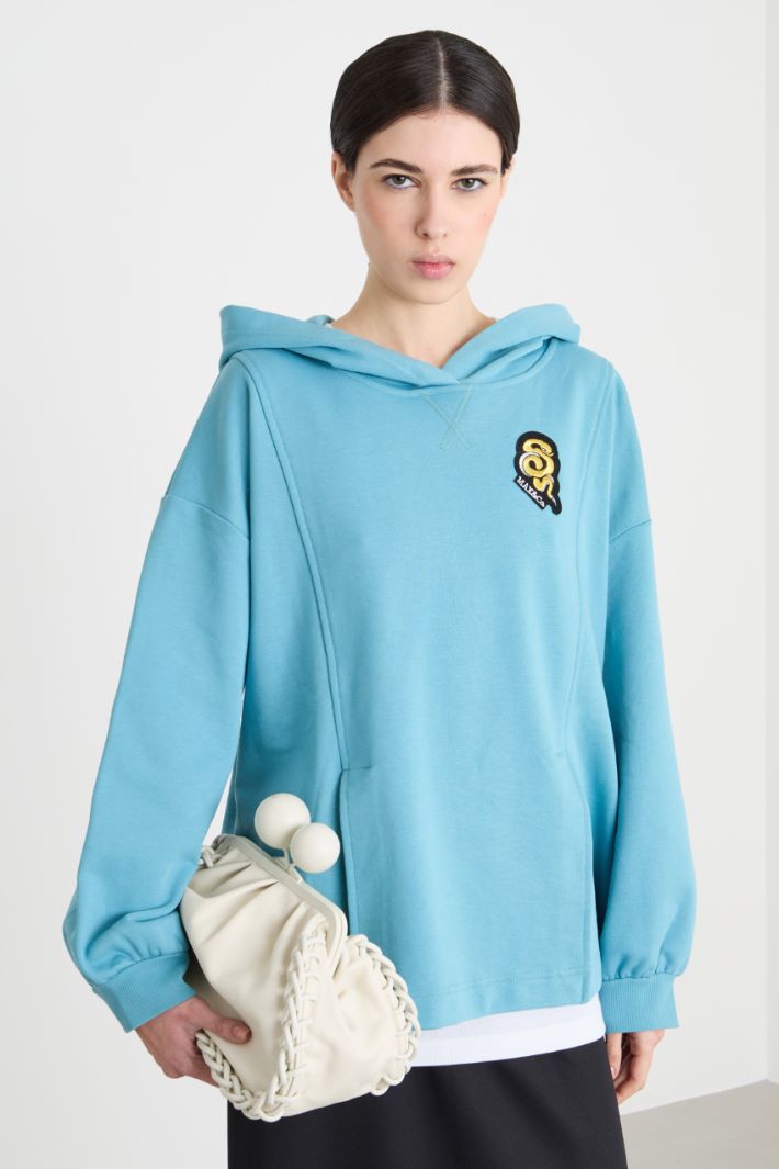 Felpa oversize con patch e cappuccio Intrend - 2