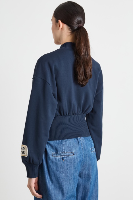 Felpa con patch e zip