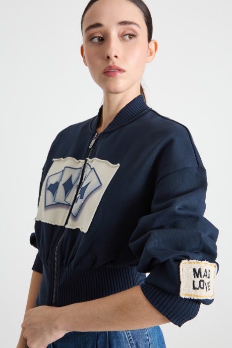 Felpa con patch e zip