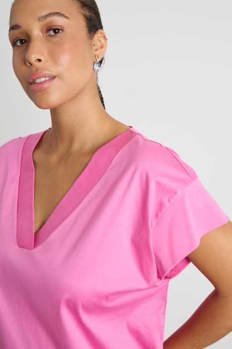 T-shirt in jersey con scollo a V