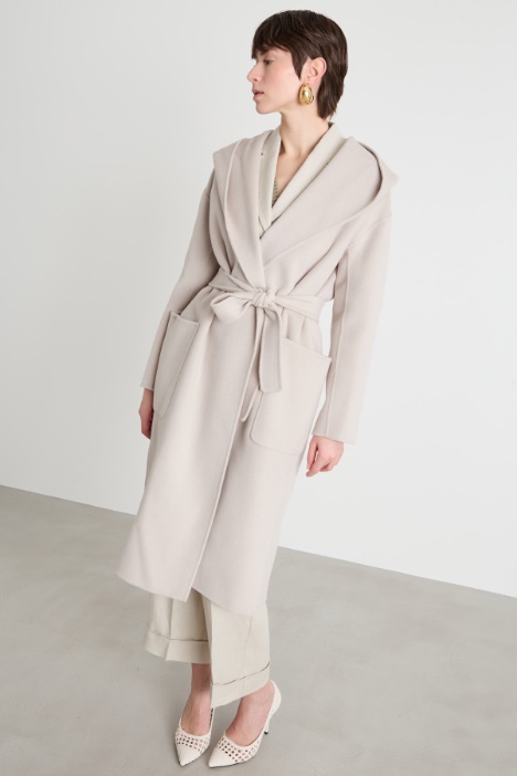 Cappotto a vestaglia con cappuccio