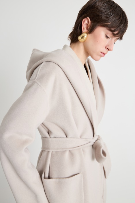 Cappotto a vestaglia con cappuccio