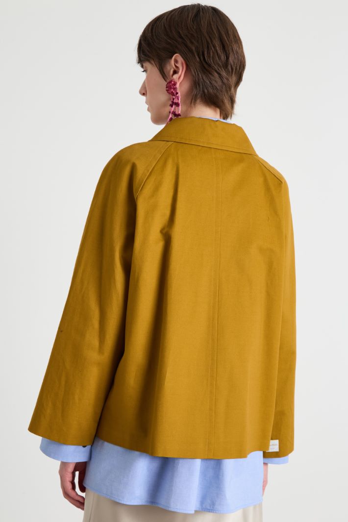 Double-breasted cropped trench coat Intrend - 4