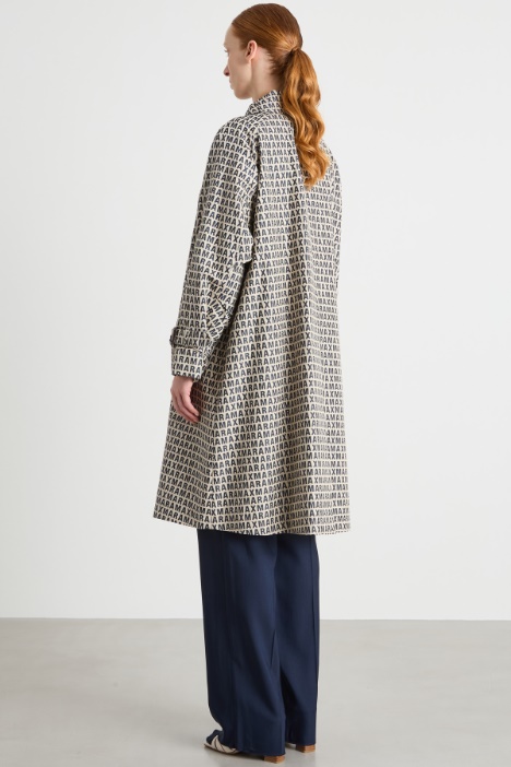 Trench de doble botonadura en jacquard hidrófugo