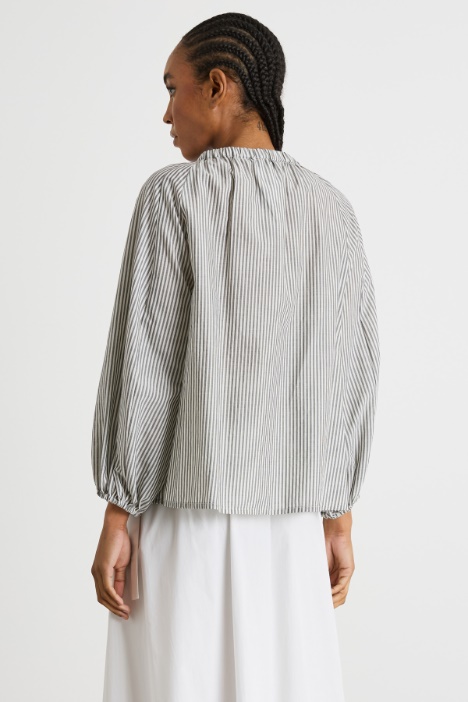 Blusa con scollo elasticizzato