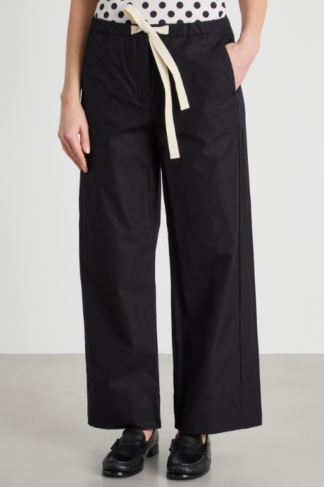 Pantalón de popelina con cordón ajustable