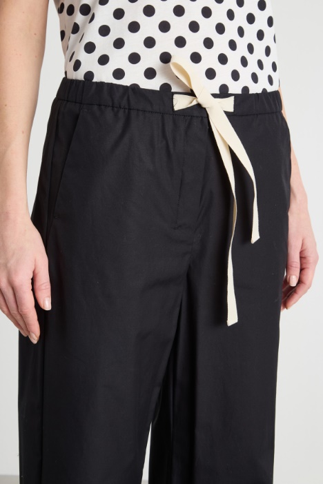Pantalón de popelina con cordón ajustable