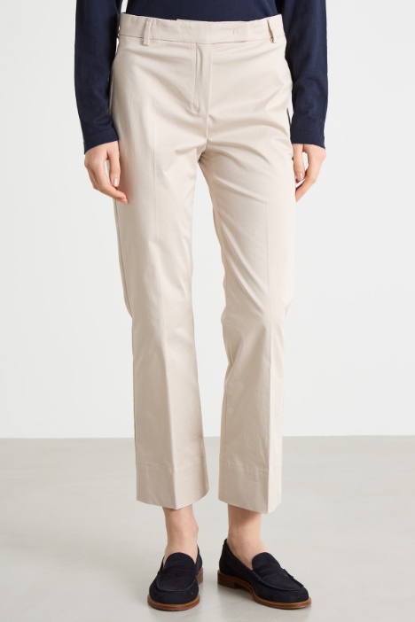 Pantalón cropped ajustado de satén