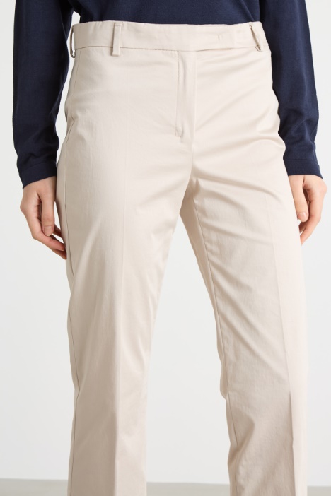 Pantalón cropped ajustado de satén