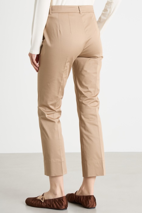 Pantalón cropped ajustado de satén