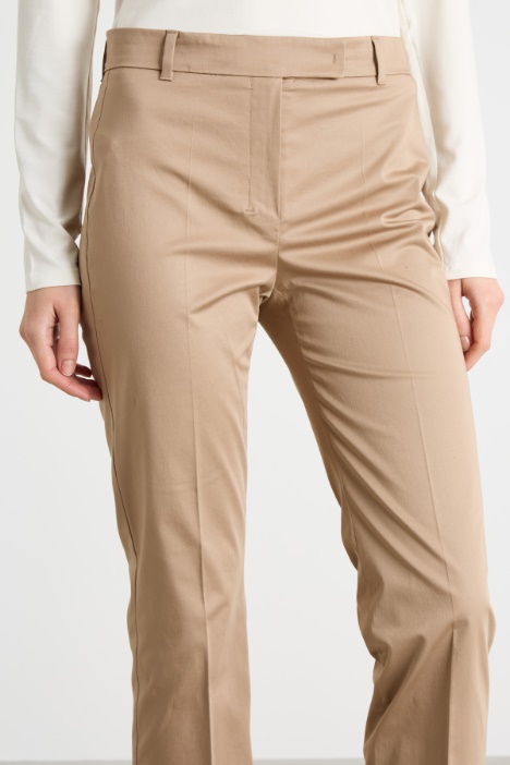 Pantalón cropped ajustado de satén