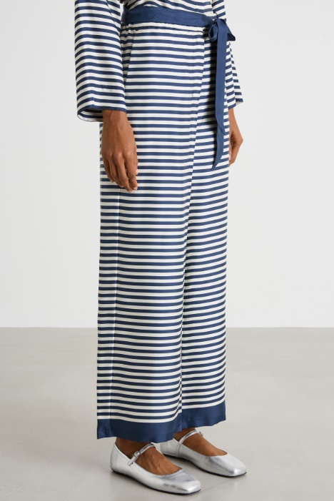 Pantalone in twill stampato con cintura