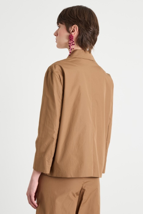 Camisa con múltiples bolsillos