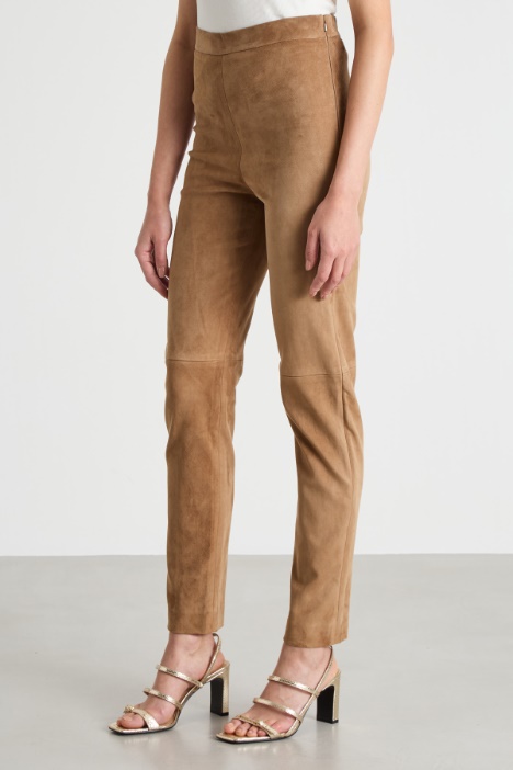 Pantalone skinny con tagli e impunture