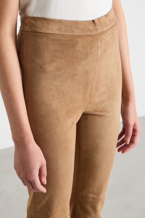 Pantalone skinny con tagli e impunture