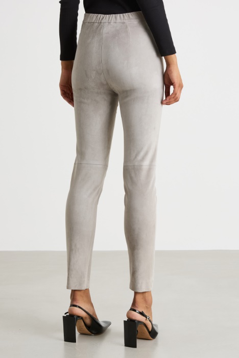 Pantalone skinny con tagli e impunture