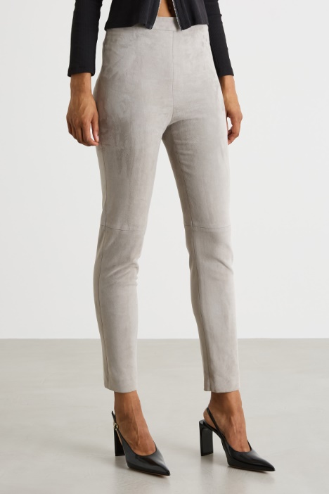 Pantalone skinny con tagli e impunture