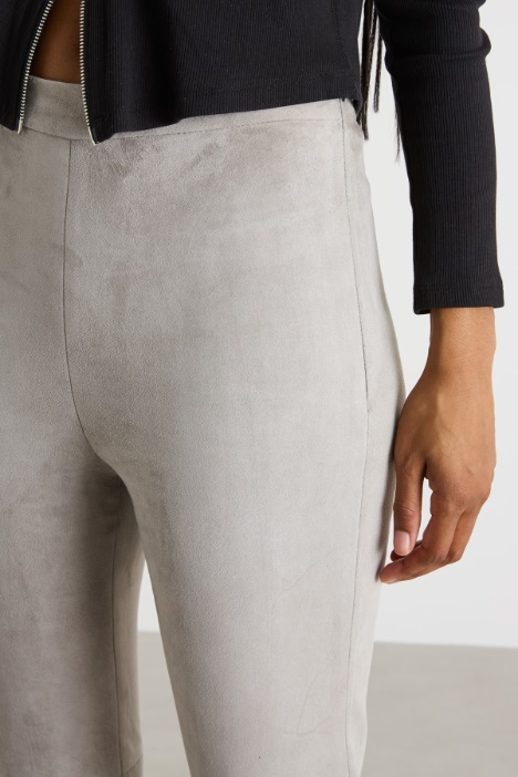 Pantalone skinny con tagli e impunture