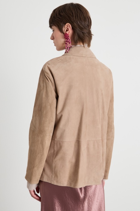 Chaqueta de botonadura sencilla con cortes y pespuntes