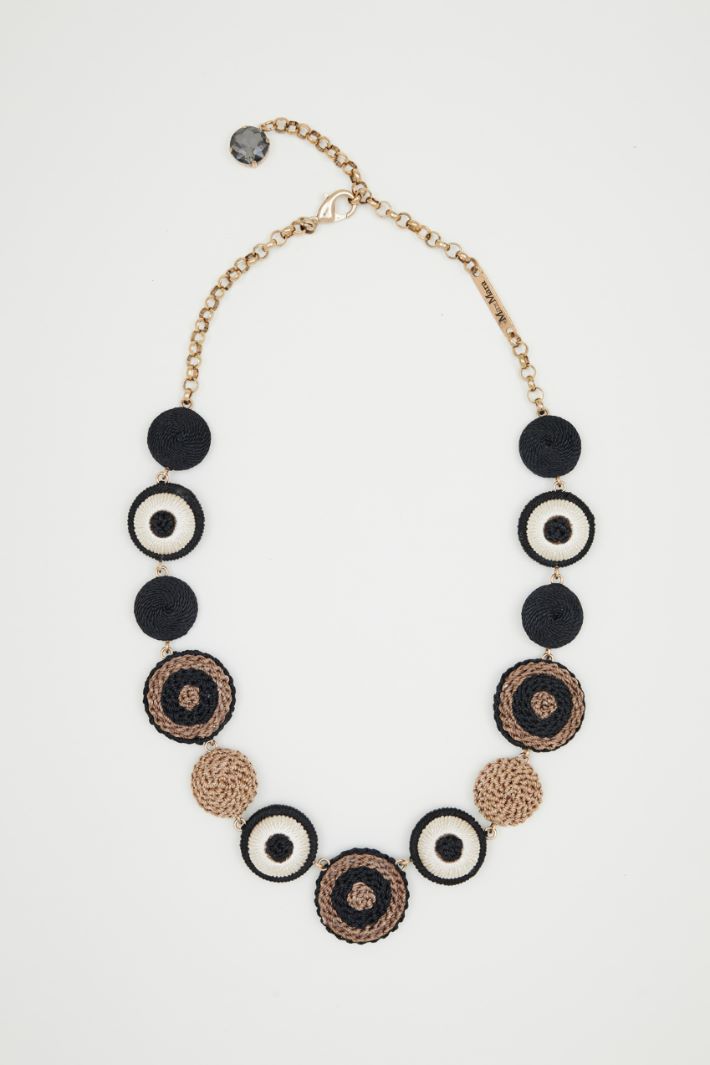 Embroidered disc necklace Intrend