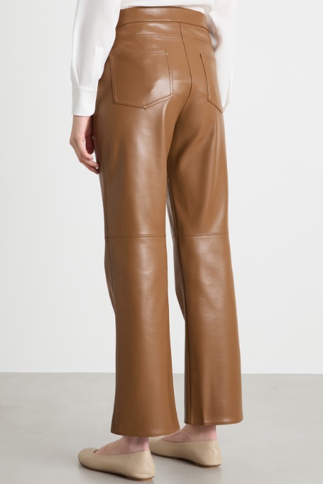 Pantalone slim in tessuto spalmato