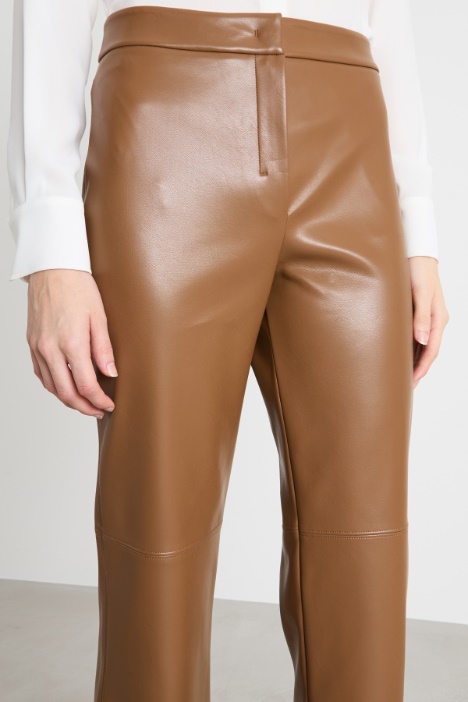 Pantalone slim in tessuto spalmato