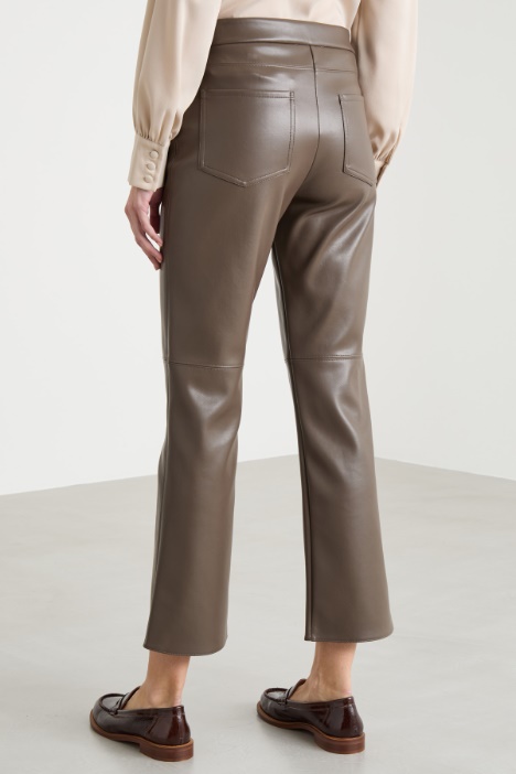 Pantalone slim in tessuto spalmato
